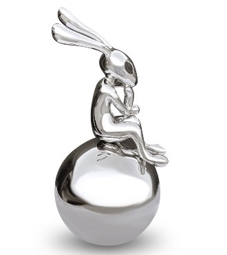 Lapin penseur sur sa boule - Sculpture en inox poli miroir - 70 cm