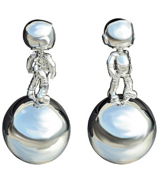 Cosmonaute debout sur sa boule - polished stainless steel