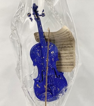 Blue violin - Sculpture en plexiglass et technique mixte - 103 x 40 x 30 cm