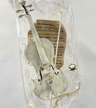 White Violin - Sculpture en plexiglass et technique mixte - 97 x 40 x 25 cm