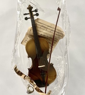 Brown Violin - Sculpture en plexiglass et technique mixte - 110 x 40 x 25 cm