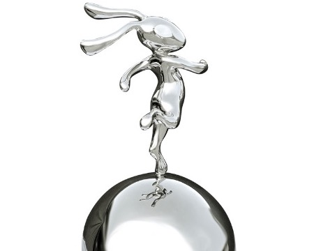 Lapin run sur sa boule - Sculpture en inox poli miroir - 80 cm