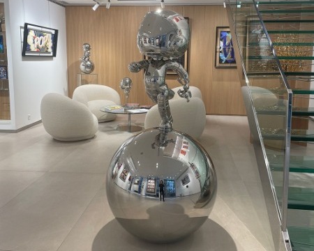 Cosmo run sur sa boule - Sculpture en inox poli miroir - 170 cm