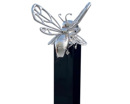 Bee on the column - Sculpture en inox poli miroir - 197 cm