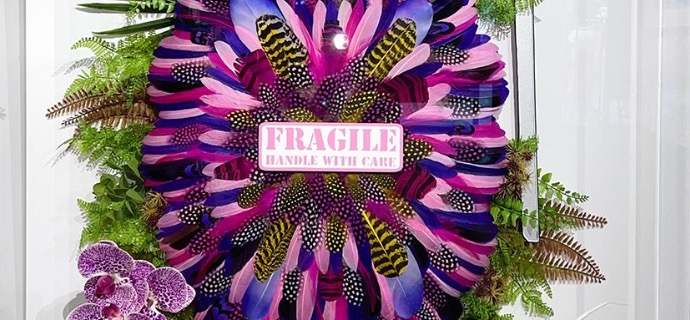 FRAGILE - Handle with care - 100 x 70 cm - Plumes et dessin
