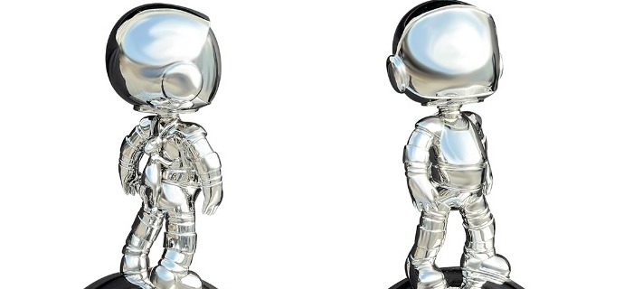 Cosmonaute debout sur sa boule - Sculpture en inox poli miroir