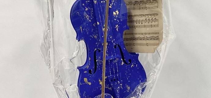 Blue violin - Sculpture en plexiglass et technique mixte - 103 x 40 x 30 cm