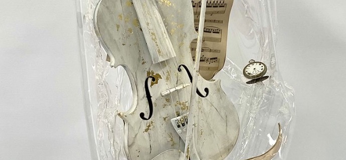 White Violin - Sculpture en plexiglass et technique mixte - 97 x 40 x 25 cm