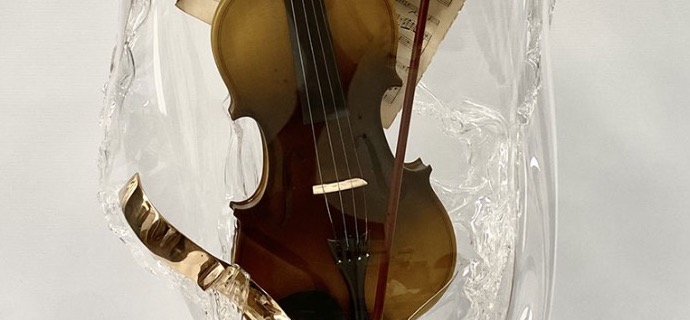 Brown Violin - Sculpture en plexiglass et technique mixte - 110 x 40 x 25 cm