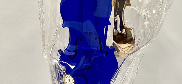 Klein Violin - Sculpture en plexiglass et technique mixte - 97 x 40 x 25 cm